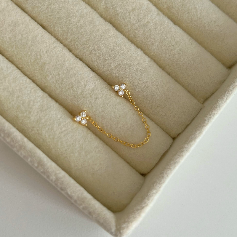 Orecchino con trifogli e catenina in oro