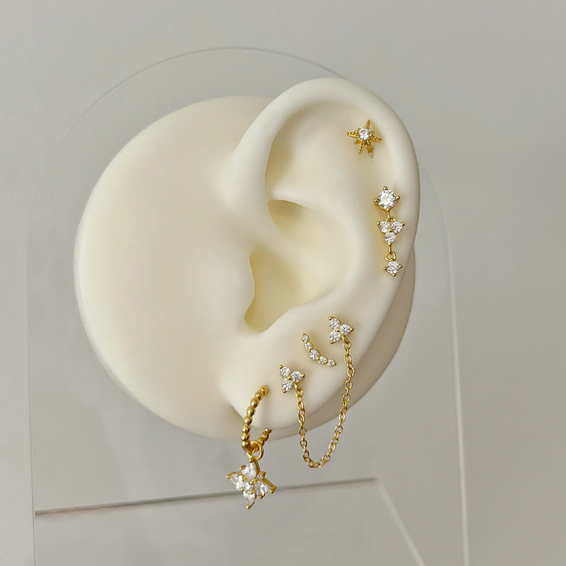 Orecchino con trifogli e catenina in oro